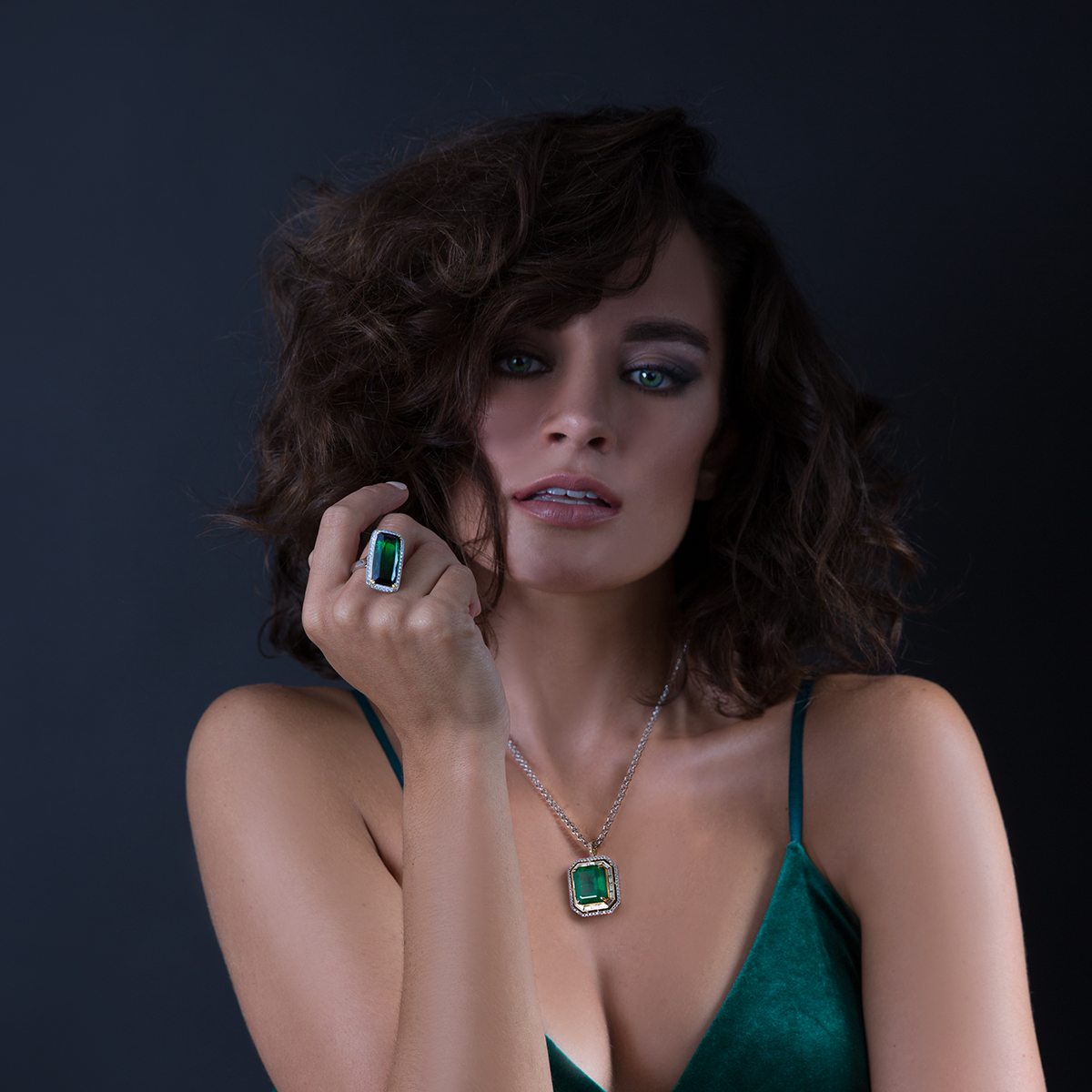 18k White Gold Green Tourmaline & Diamond Ring